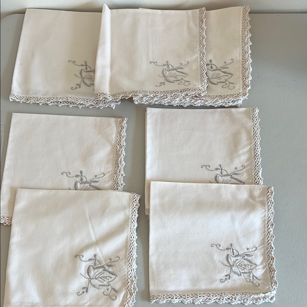 Embroidered & Crocheted Handcrafted Napkins Leaf
Ivory/Taupe, Set of 12, 16” VTG